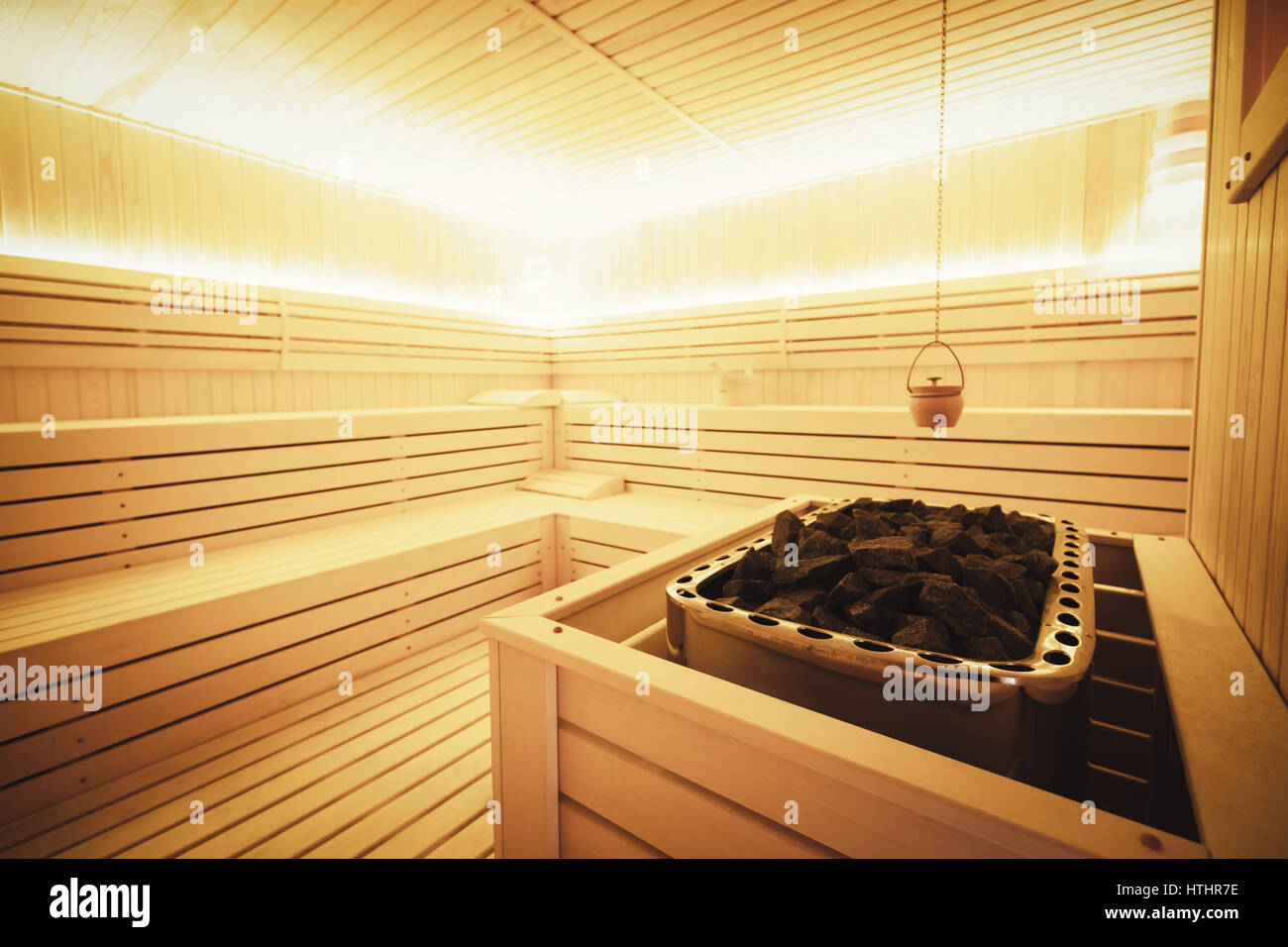 Gesunden finnische Sauna-Innenraum mit Dekoration Stockfoto