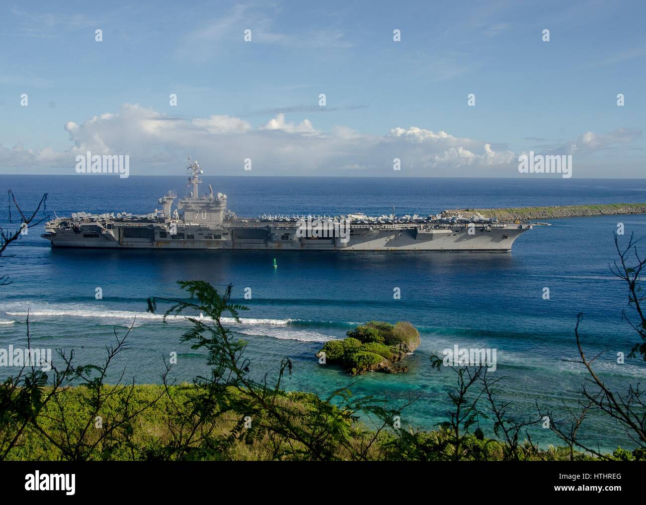 Die US Navy Nimitz-Klasse-Flugzeugträger USS Carl Vinson kommt an der Naval Base Guam 10. Februar 2017 in Santa Rita, Guam. Stockfoto