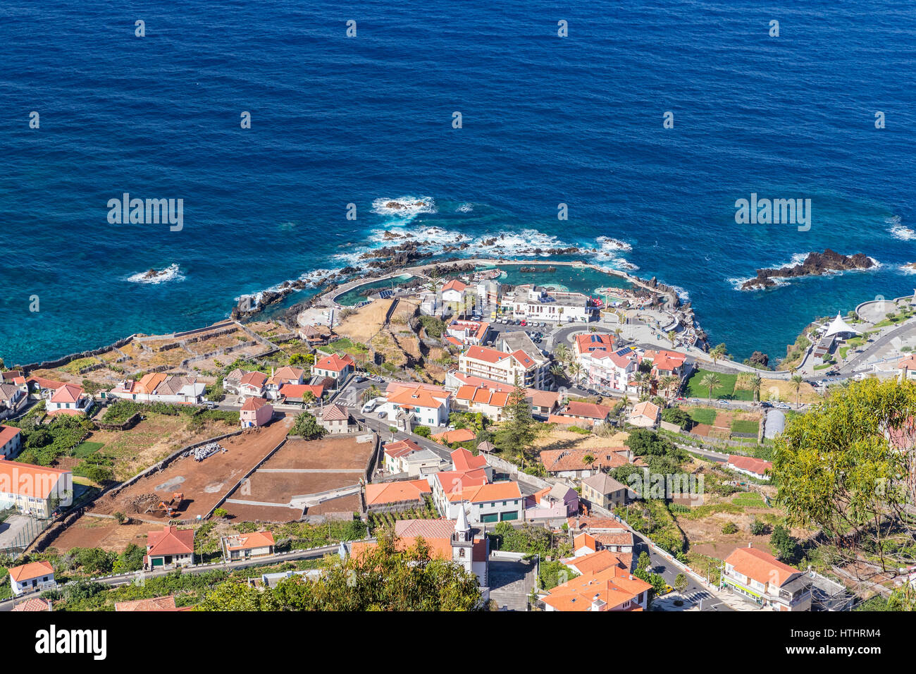 Porto Moniz gesehen vom Miradouro Porto Moniz im Norden von Madeira