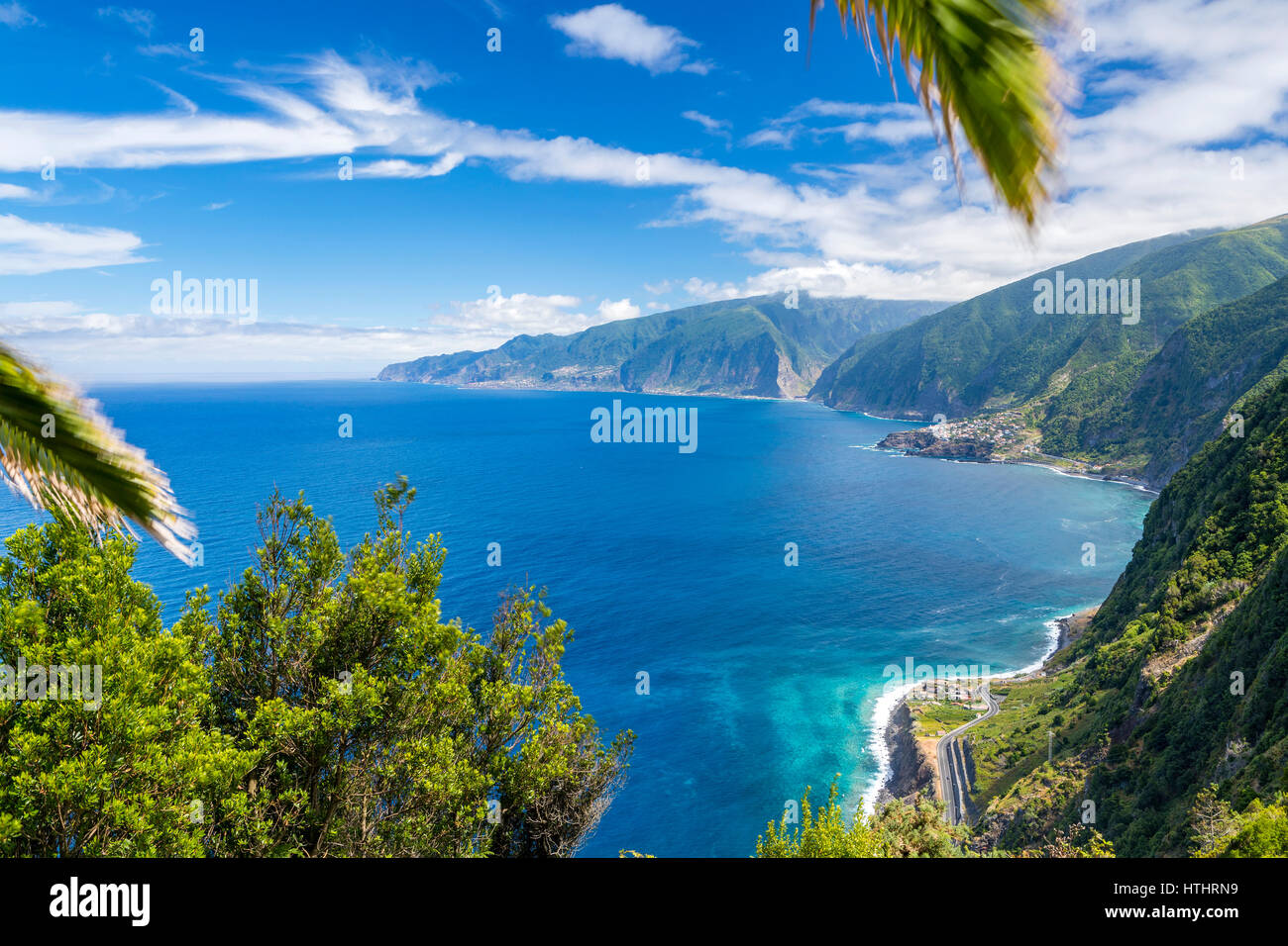 Nordküste von Madeira gesehen vom Miradouro da Ribeira da Janela, Ribeira da Janela, Madeira, Portugal. Stockfoto