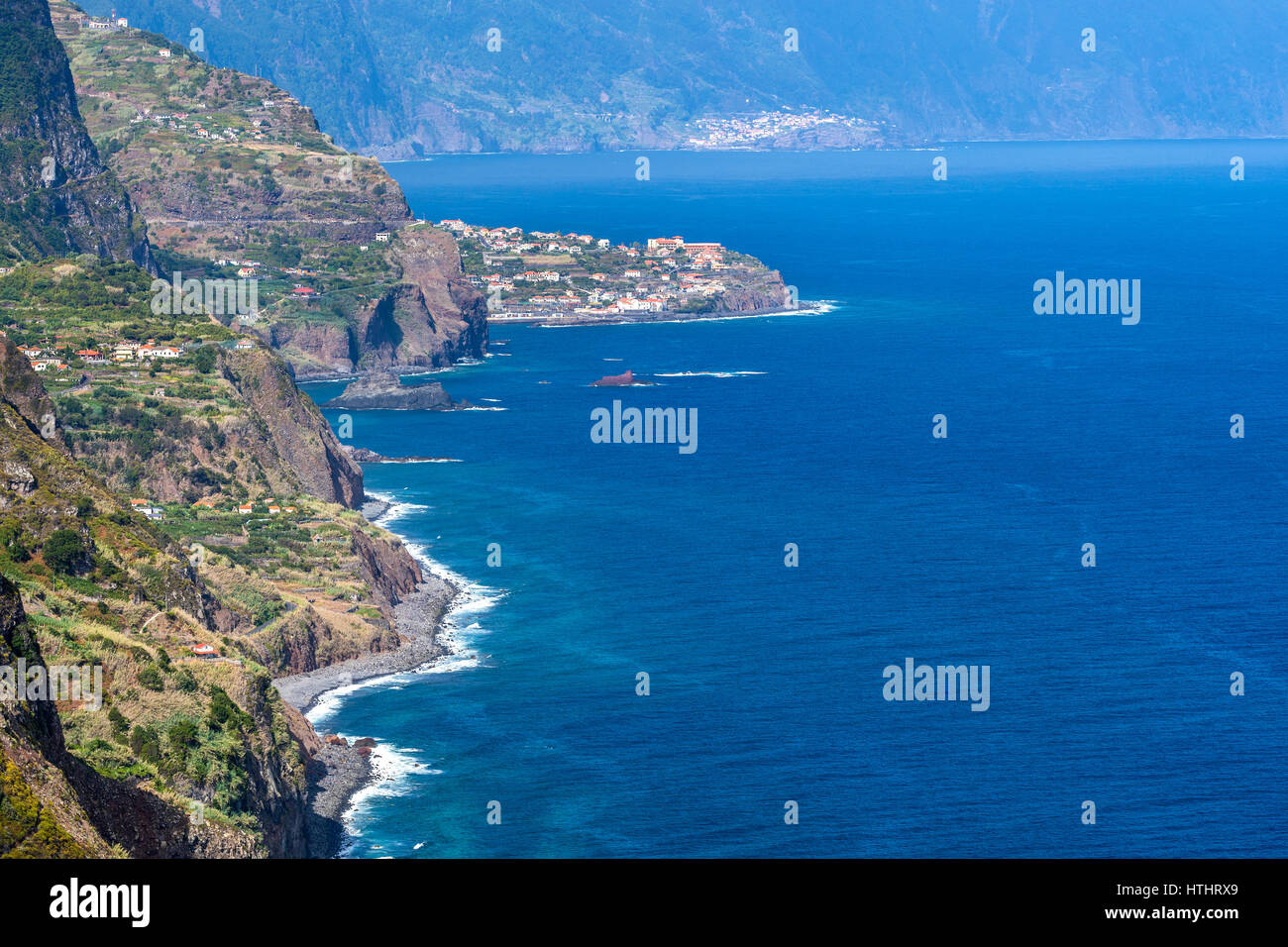 Arco De São Jorge auf Nordküste Madeiras gesehen aus Sicht der Vigia, Madeira, Portugal. Stockfoto