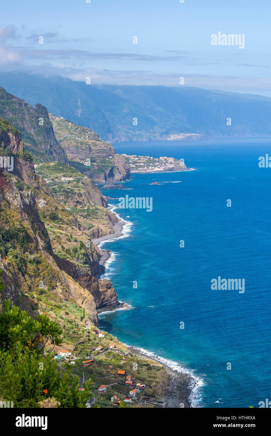 Arco De São Jorge auf Nordküste Madeiras gesehen aus Sicht der Vigia, Madeira, Portugal. Stockfoto