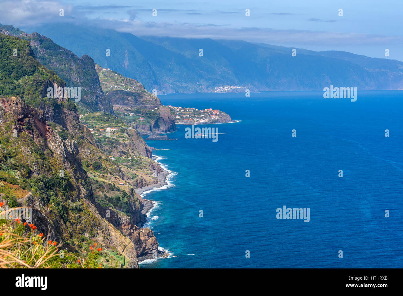 Arco De São Jorge auf Nordküste Madeiras gesehen aus Sicht der Vigia, Madeira, Portugal. Stockfoto