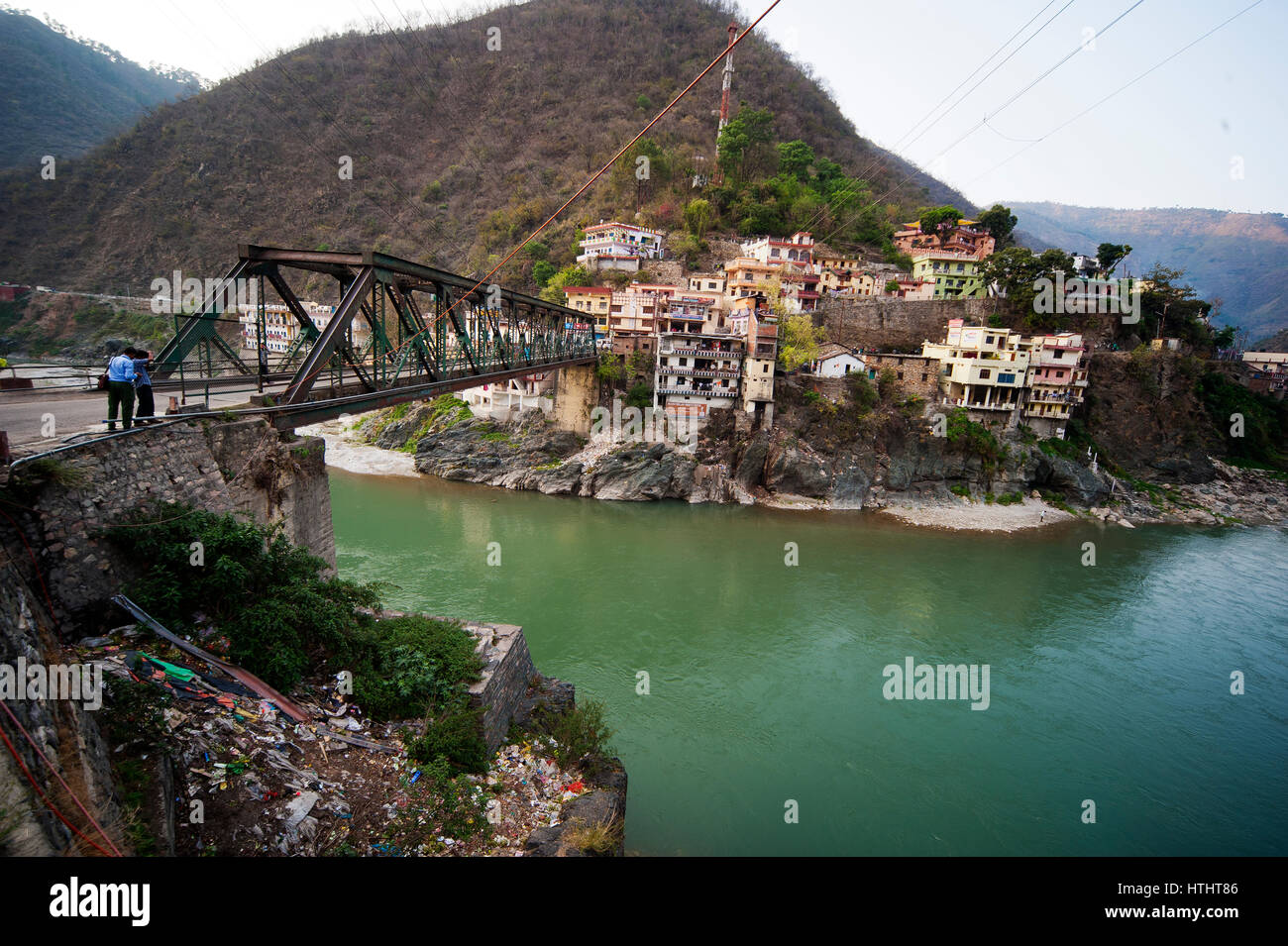 Brücke über dem Alaknanda Fluß an Rudraprayag Stadt, Nordindien Stockfoto