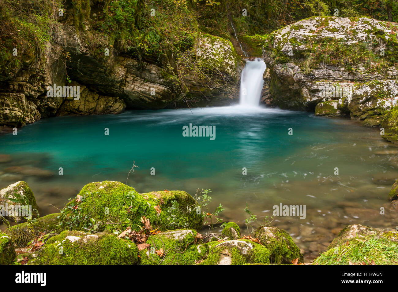 Ein kleiner Teich und ein Wasserfall in die Schlucht Stavraetos in Tzoumerka Region, Epirus, Griechenland. Stockfoto