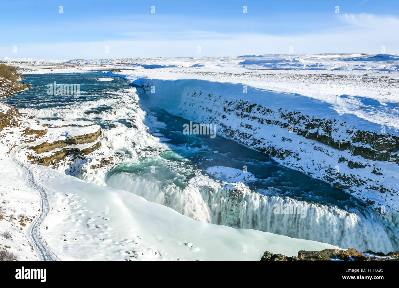 Blick über den Rand der Klippe zu den beiden Tier gefrorenen Wasserfällen, Gullfoss, Golden Circle, Island Stockfoto