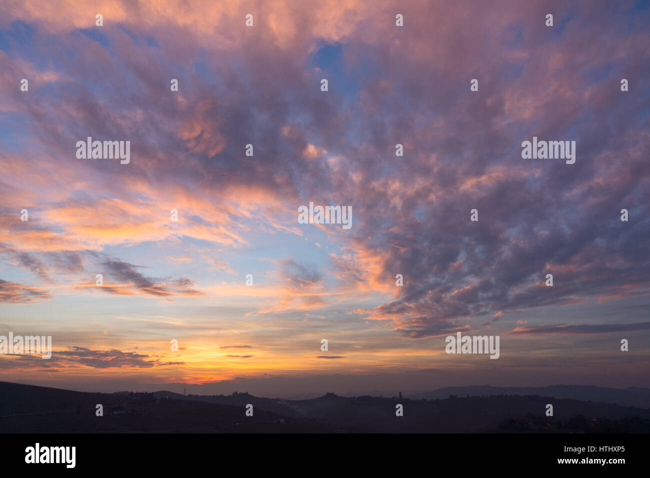 Sonnenuntergang und Abendhimmel über Barbaresco aus Neive im Piemont, Italien. Stockfoto