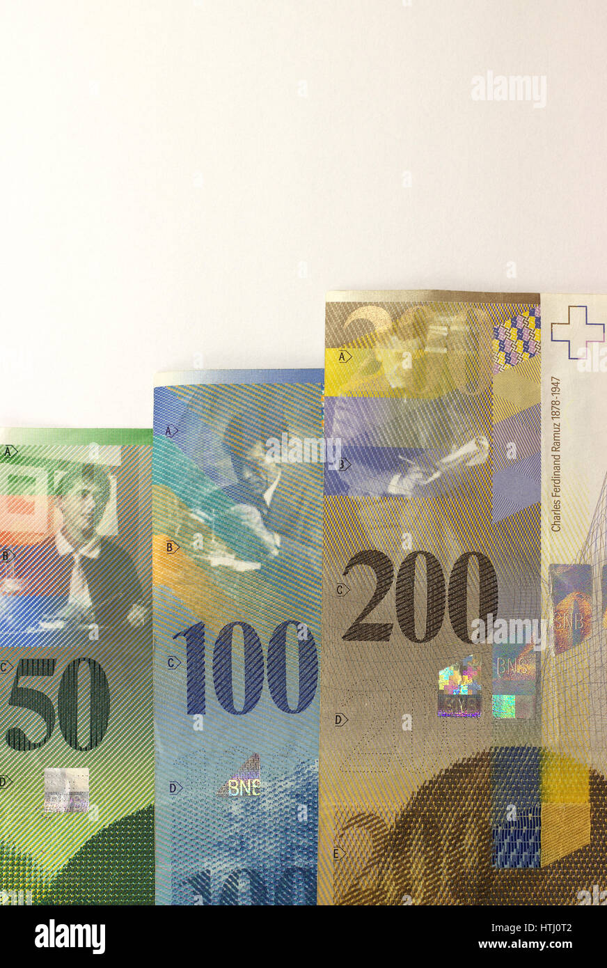 Schweizer Franken-Banknoten von verschiedenen Konfessionen auf weißem Hintergrund Stockfoto