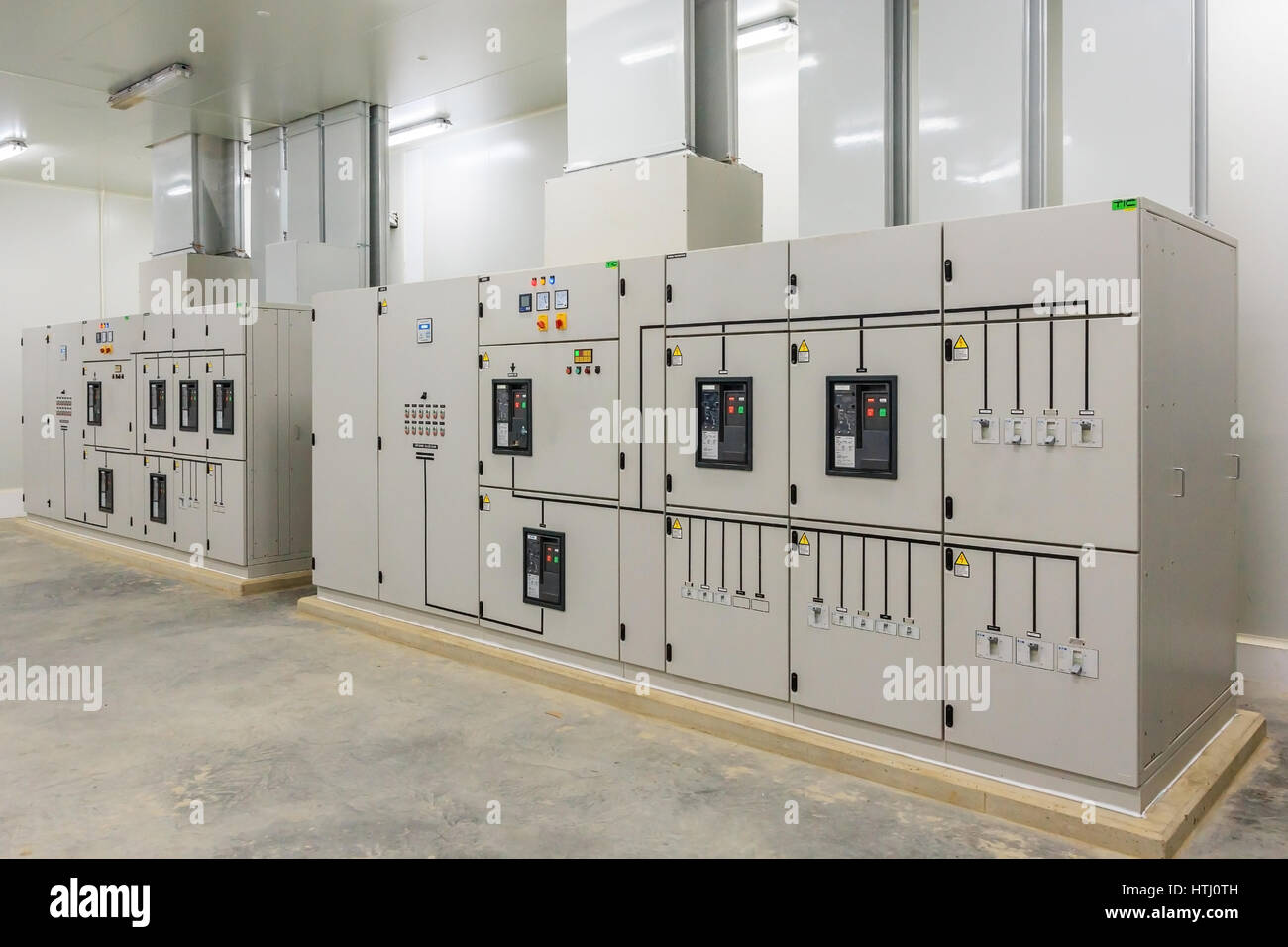 Elektrische Steuerung Kabinett Umspannwerk in eine neue Fabrik-Anlage. Stockfoto
