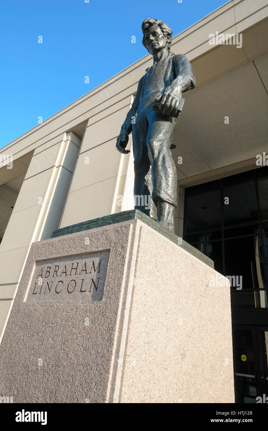 Young Abe Lincoln, steht eine Bronzeskulptur von David Rubins außerhalb der Regierung-Center Indiana, Indianapolis, Indiana, USA Stockfoto