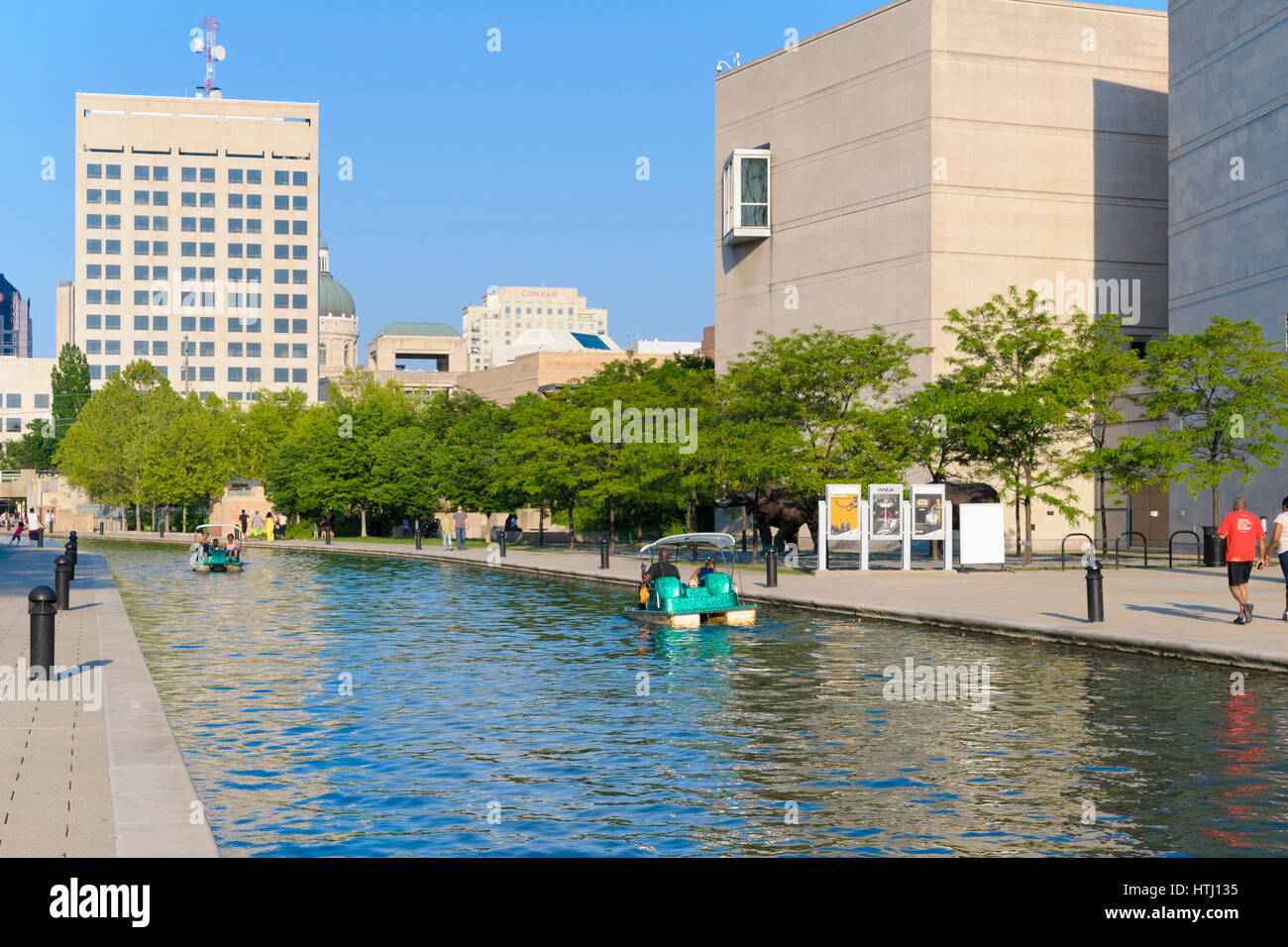 Menschen im Tretboot erkunden der historischen zentralen Kanal in Indianapolis, Indiana, USA Stockfoto