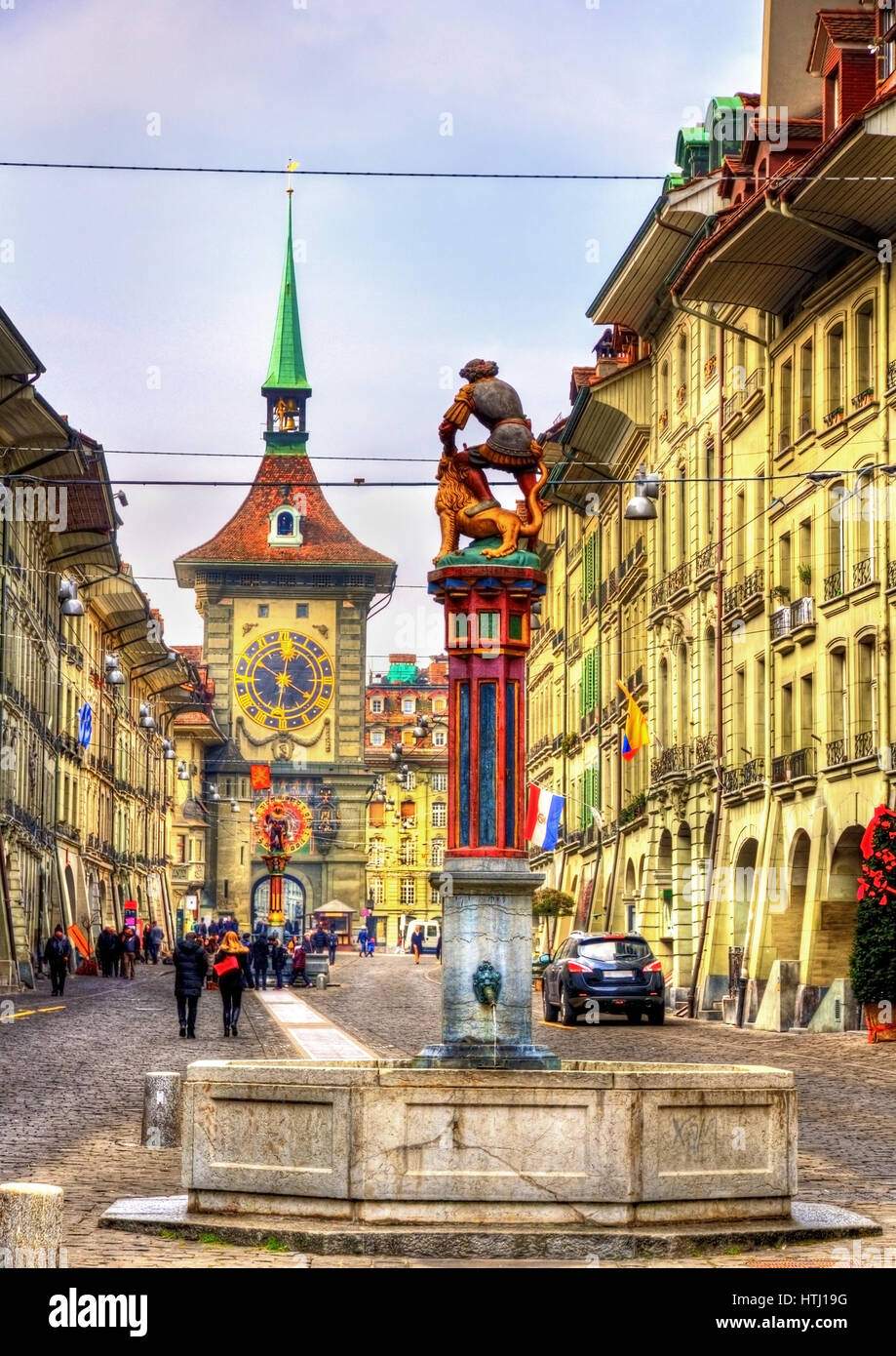 Brunnen auf der Kramgasse Straße in der Altstadt von Bern - Schweiz ...