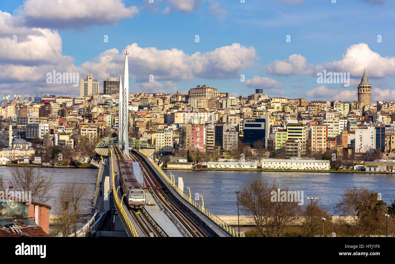Blick auf Istanbul mit Golden Horn U-Bahn Brücke Stockfoto