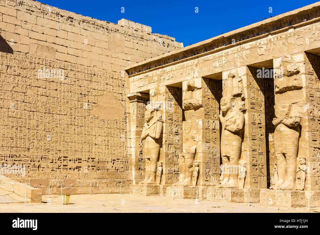 Antike ägyptische Statuen in der Leichenhalle Tempel von Ramses III Stockfoto