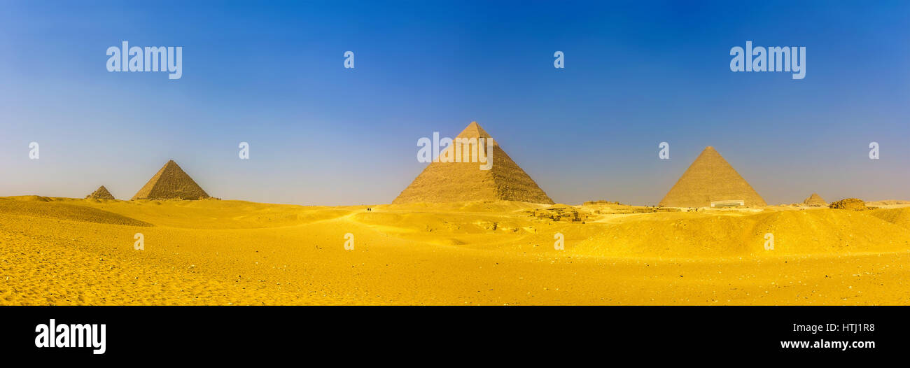 Blick auf die Pyramiden in Gizeh: Queens Pyramiden, die Pyramide des Mykerinos, die Chephren-Pyramide und die große Pyramide von Gizeh (Cheops oder Cheops) Stockfoto