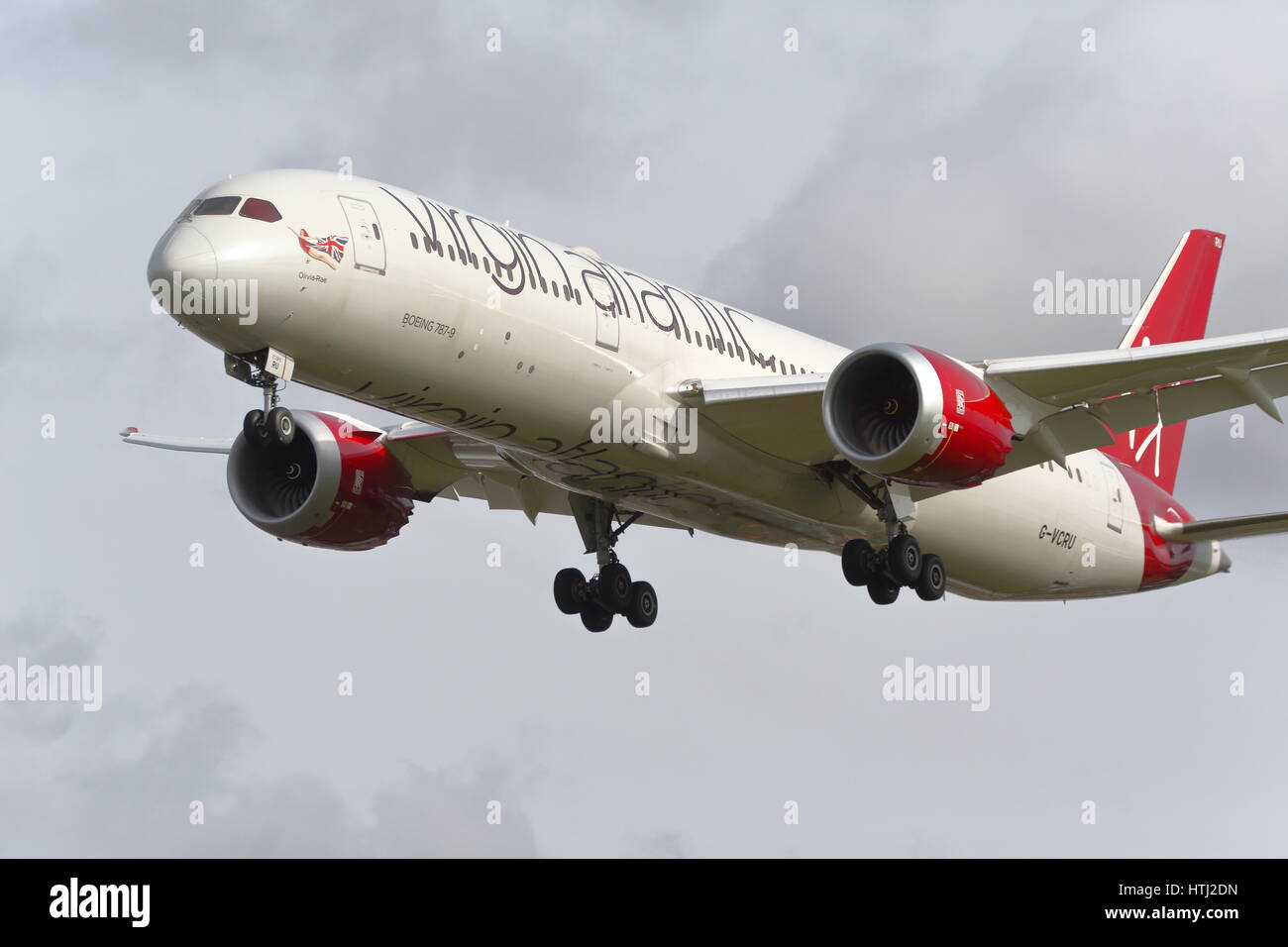 Virgin Atlantic-Boeing 787-9 G-VCRU landet auf dem Flughafen London Heathrow, Vereinigtes Königreich Stockfoto