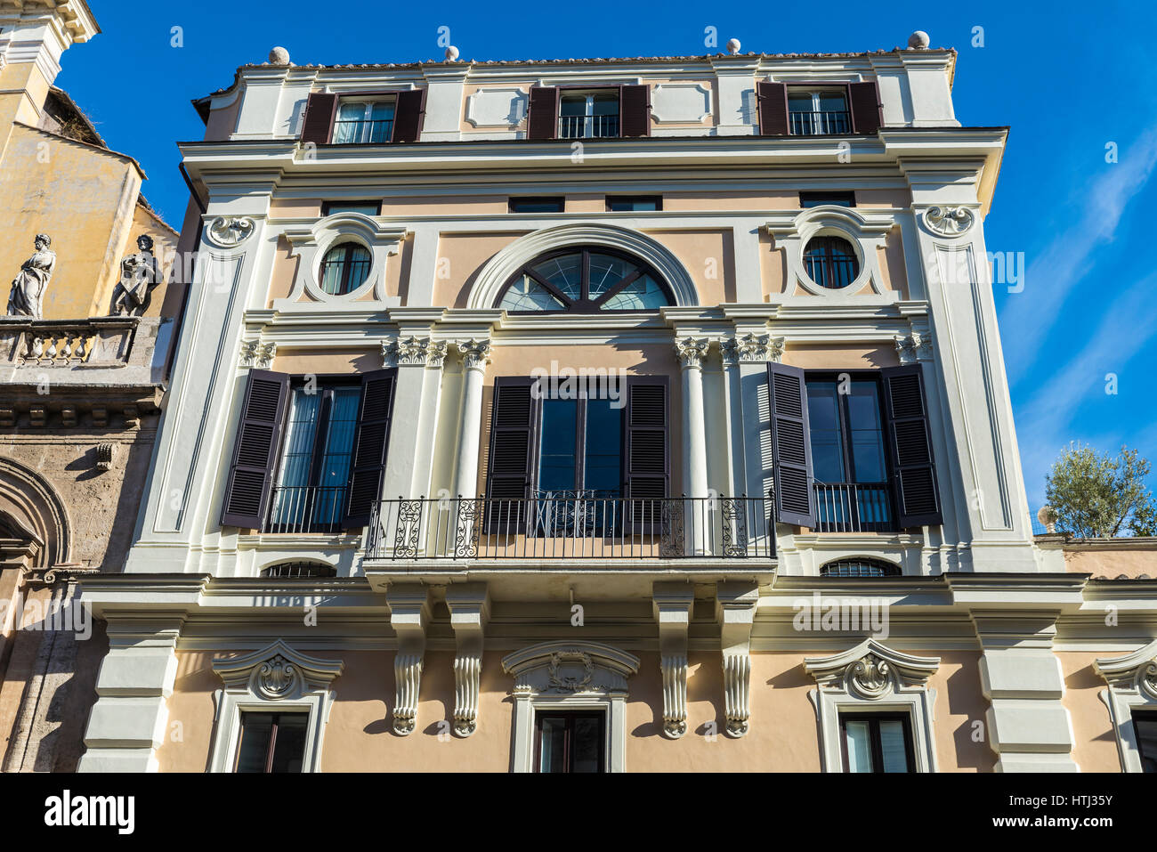 Fassade eines alten Klassikers Gebäude im historischen Zentrum von Rom, Italien Stockfoto