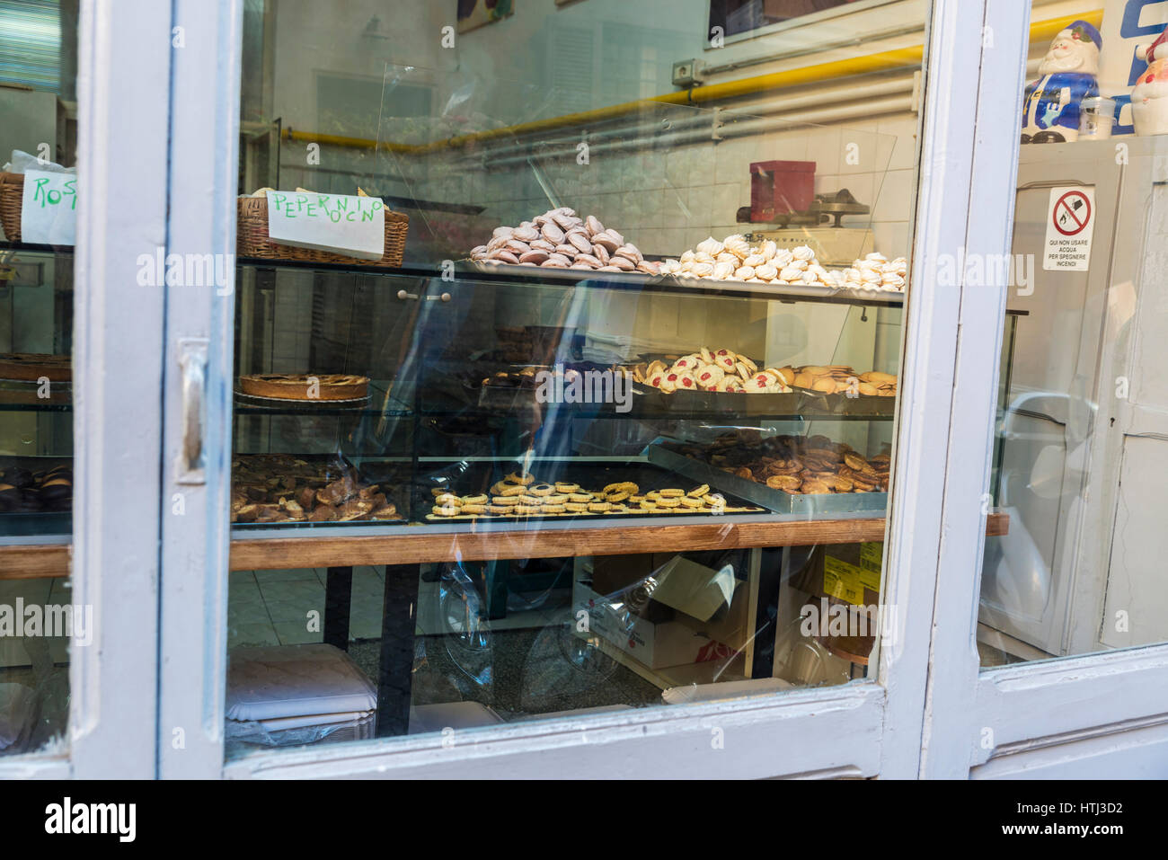 Rom, Italien - 2. Januar 2017: Auswahl von traditionellen Cookies in einer Konditorei in der historischen Mitte von Rom, Italien Stockfoto