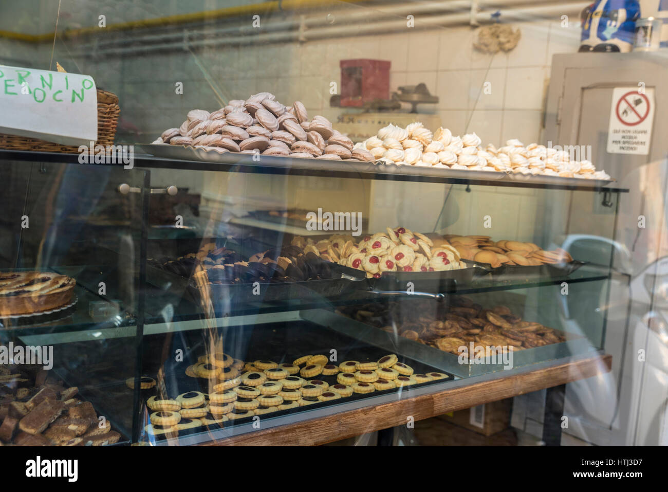 Rom, Italien - 2. Januar 2017: Auswahl von traditionellen Cookies in einer Konditorei in der historischen Mitte von Rom, Italien Stockfoto