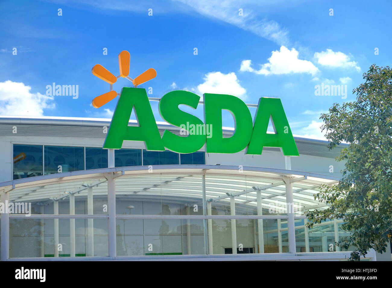 BASINGSTOKE, Großbritannien - 20. Juli 2016: Ladenfront von ASDA Supermarkt in Brighton Hill Stockfoto