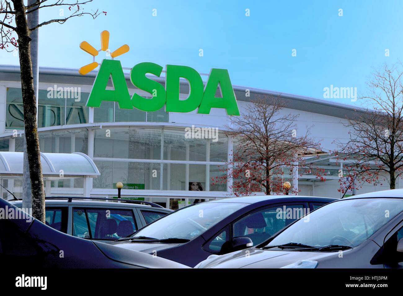 Basingstoke, Großbritannien - 5. Dezember 2016: Ladenfront von ASDA Supermarkt in Brighton Hügel. Stockfoto