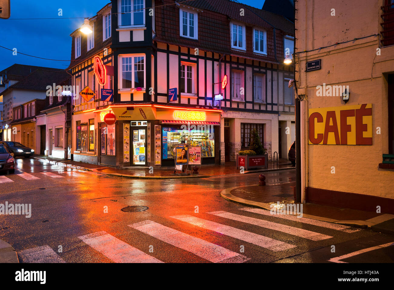 Straßenecke in der Nacht in Le Touquet-Paris Plage, Nordfrankreich Stockfoto