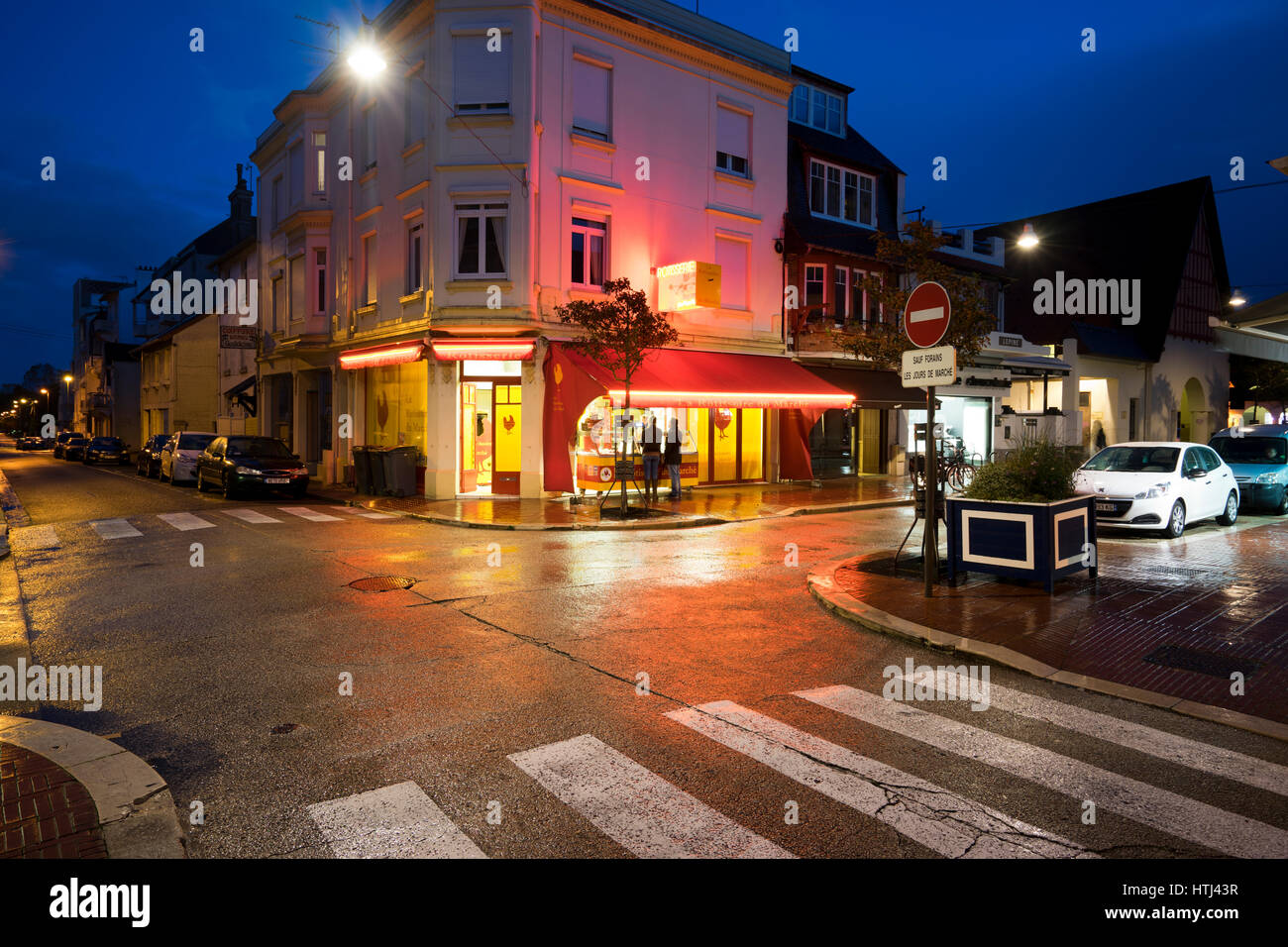 beleuchtete städtischen Kreuzung nachts in Le Touquet-Paris Plage, Nordfrankreich Stockfoto