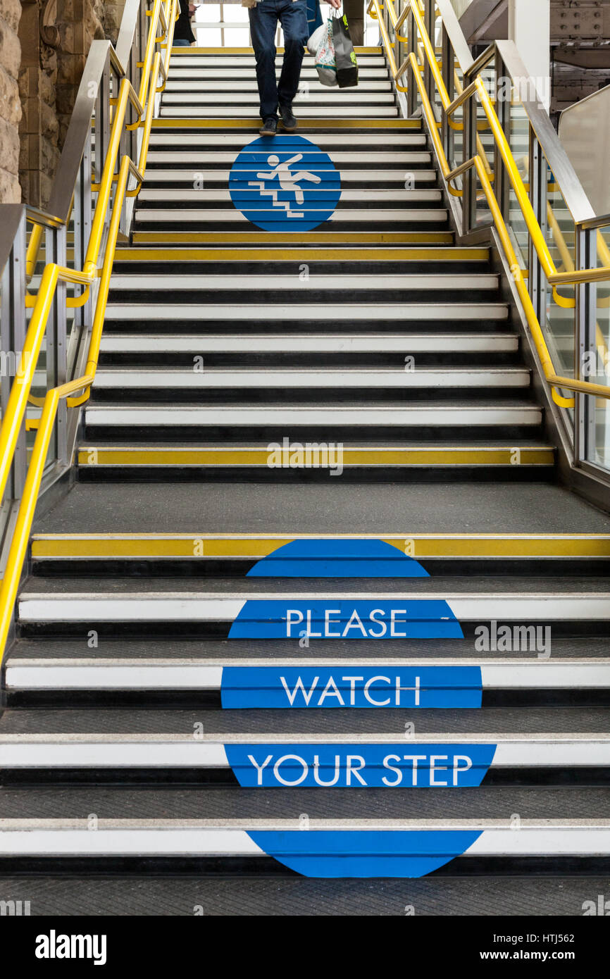 'Bitte geben Sie Ihren Schritt' Zeichen auf Treppen. Sicherheitshinweise über das kümmern, während Sie am Bahnhof Sheffield, England, Großbritannien Stockfoto