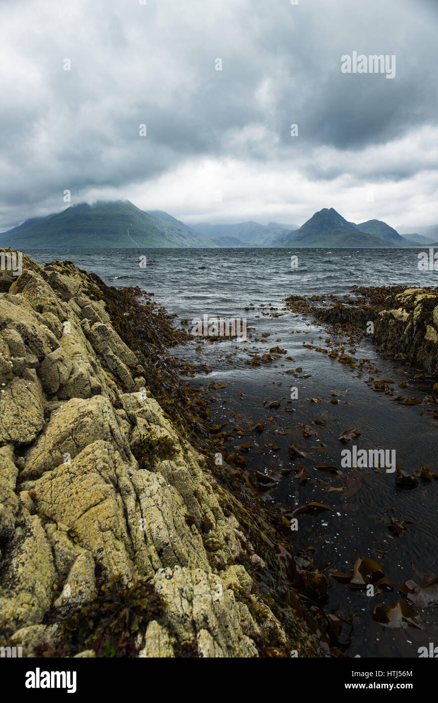 Ein Sommer Sturm vorbei über die Cuilin Berge und Meer von der felsigen Küste von Elgol, Isle Of Skye, Schottland gesehen Stockfoto