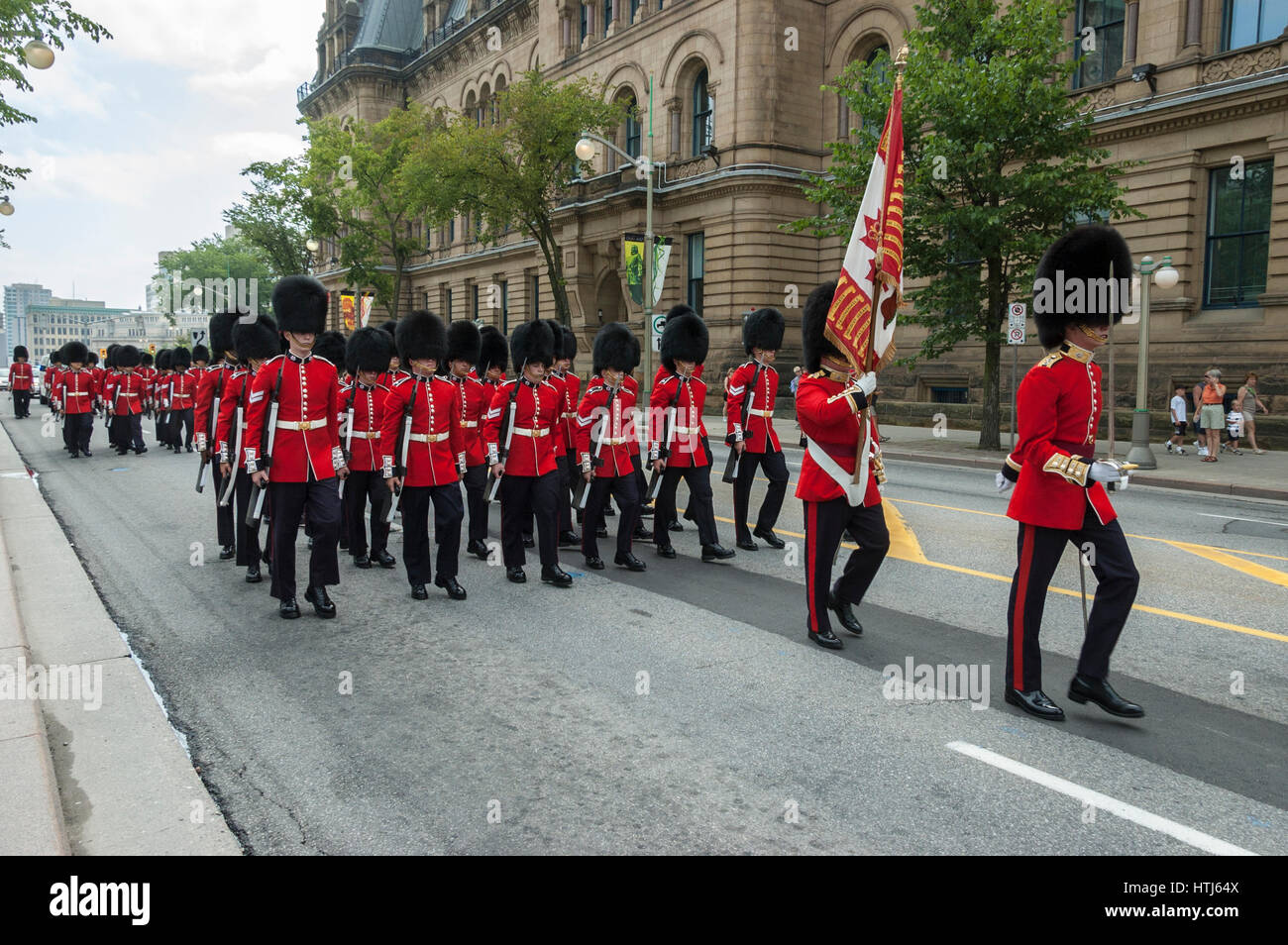 Wechsel der Wachablösung / Parade, Ottawa, Ontario, Kanada, zeremonielle Garde Bärenfell tragen Hüte / caps. Stockfoto