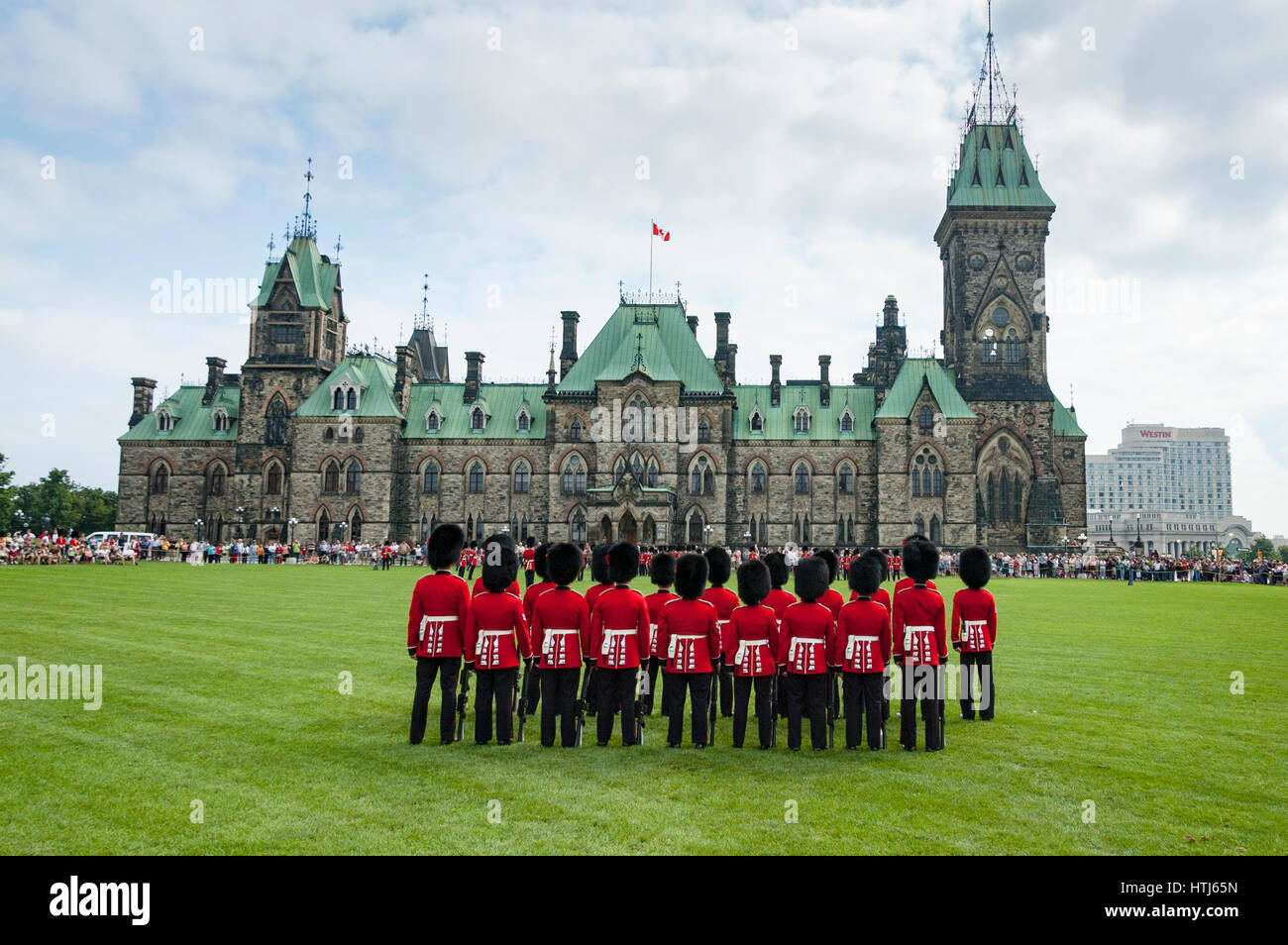 Wechsel der Wachablösung / Parade, Ottawa, Ontario, Kanada, zeremonielle Garde Bärenfell tragen Hüte / caps. Stockfoto