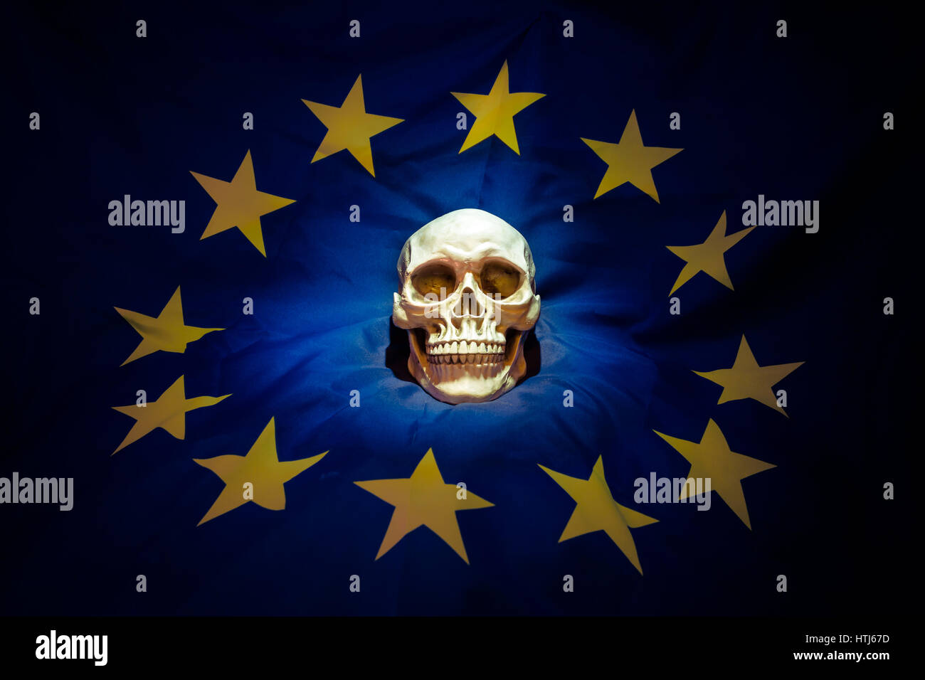 Tod der EU: ein Schädel sitzt auf der europäischen Flagge Stockfoto