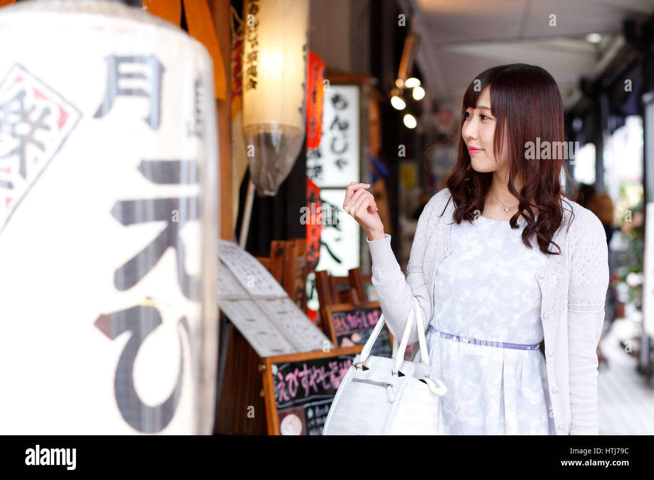Modische Japanerin an eine traditionelle Einkaufsstraße, Tokyo, Japan Stockfoto