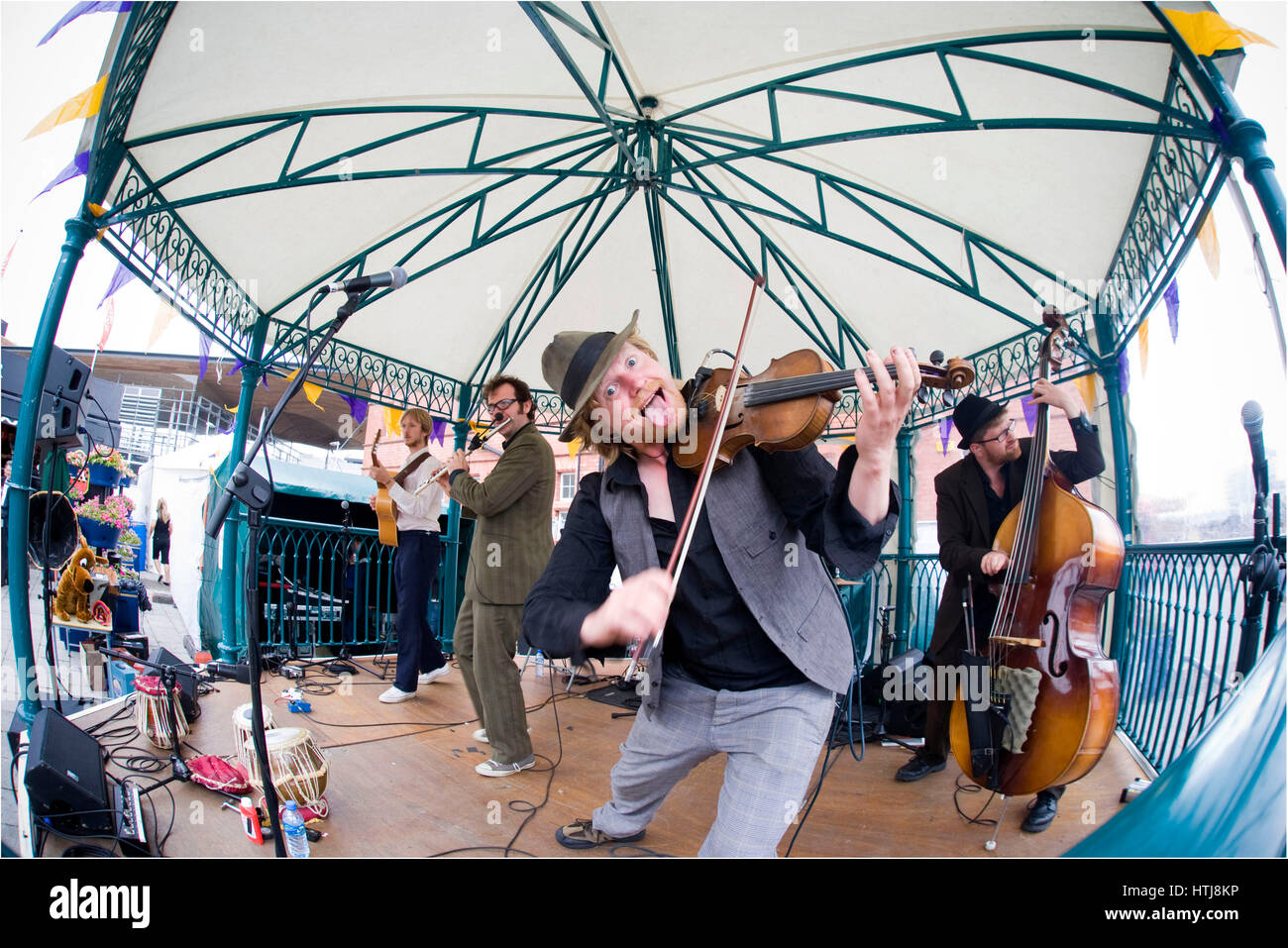 Geige Spieler, Teil einer folk-Band beim Hafenfest in Cardiff, Wales, Cardiff, Cardiff Bay. Stockfoto