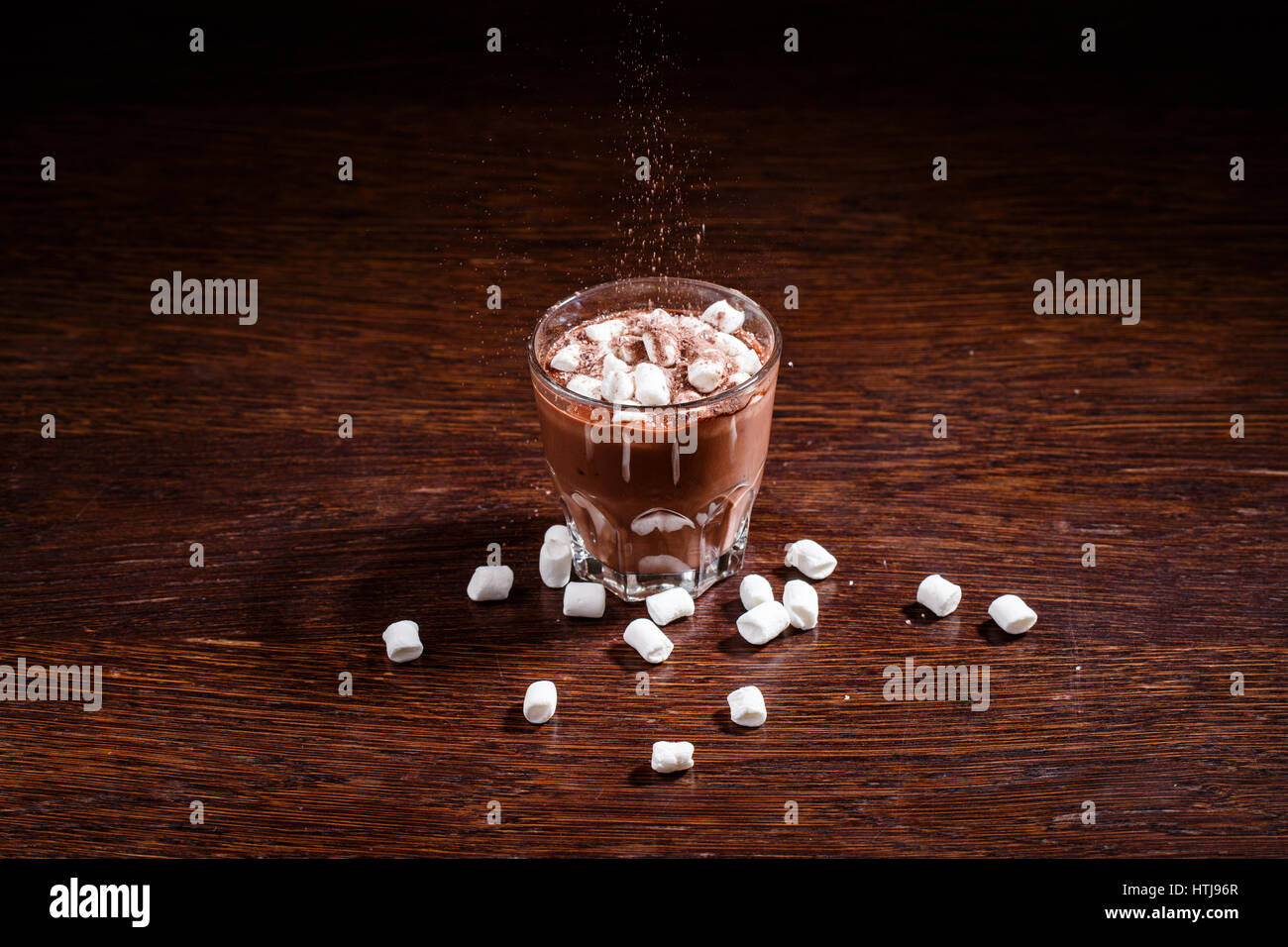 Trinken Sie heiße Schokolade mit Marshmallows aus transparentem Glas, lecker süß Stockfoto