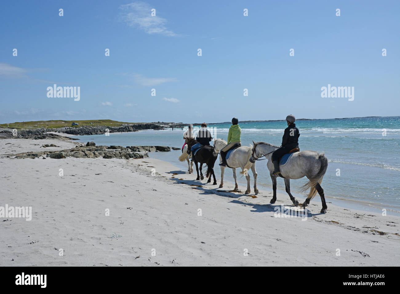 Pferde und Reiter am Strand Connamara Irland Stockfoto