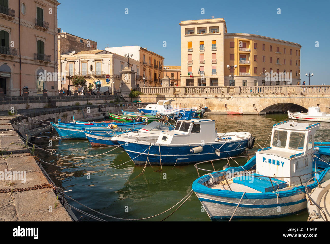 Syrakus, Italien - 14. September 2015: Angelboote/Fischerboote in der Stadt Syrakus, Sizilien Stockfoto