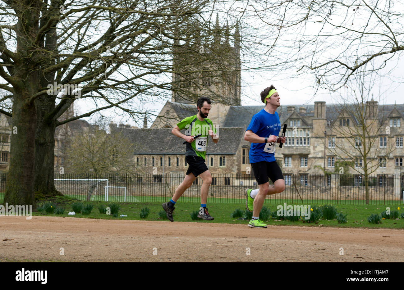 Läufer, die vorbei an Merton College Chapel der Teddy Hall Schaltschütze, Oxford, UK Stockfoto