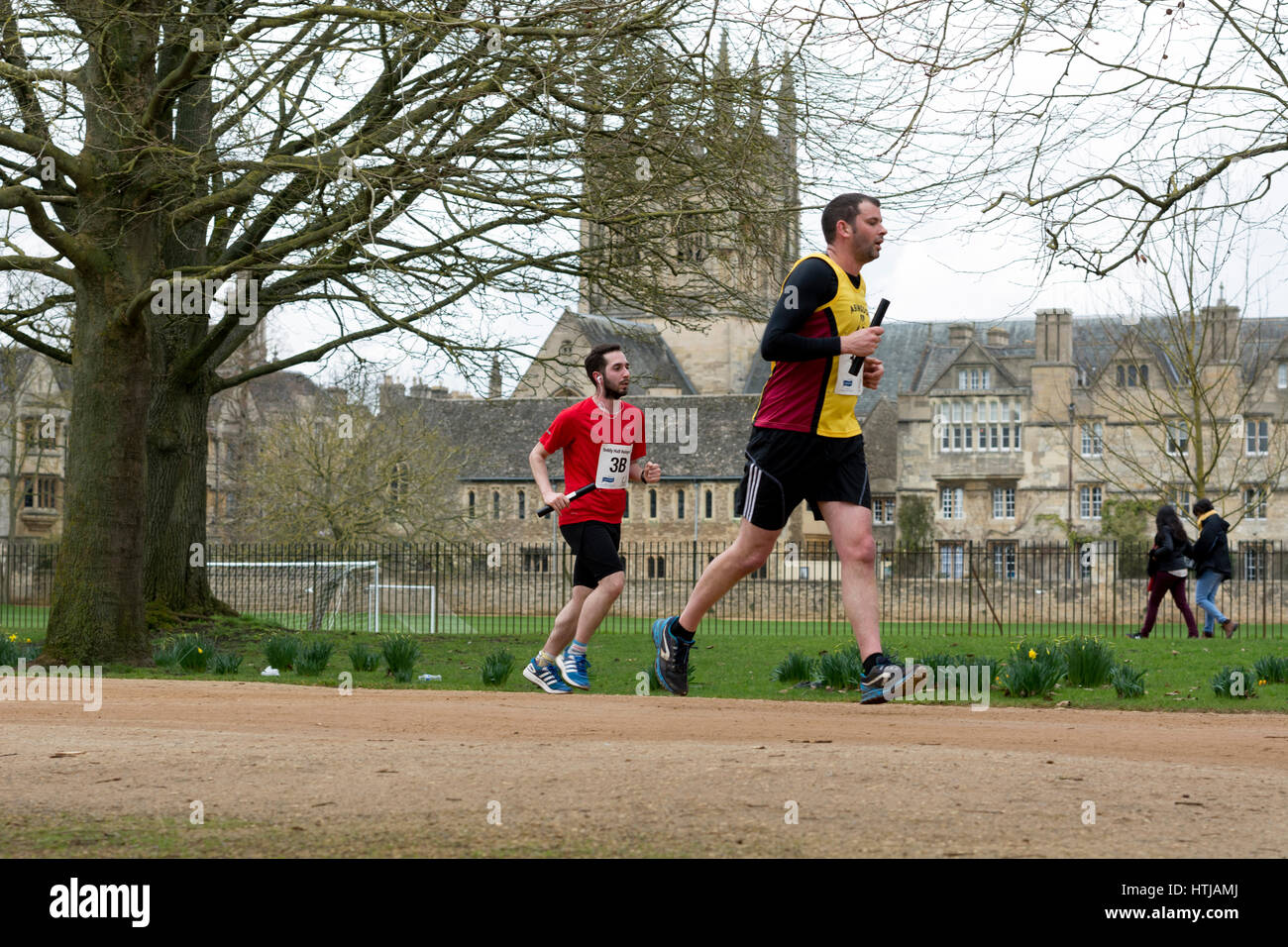 Läufer, die vorbei an Merton College Chapel der Teddy Hall Schaltschütze, Oxford, UK Stockfoto
