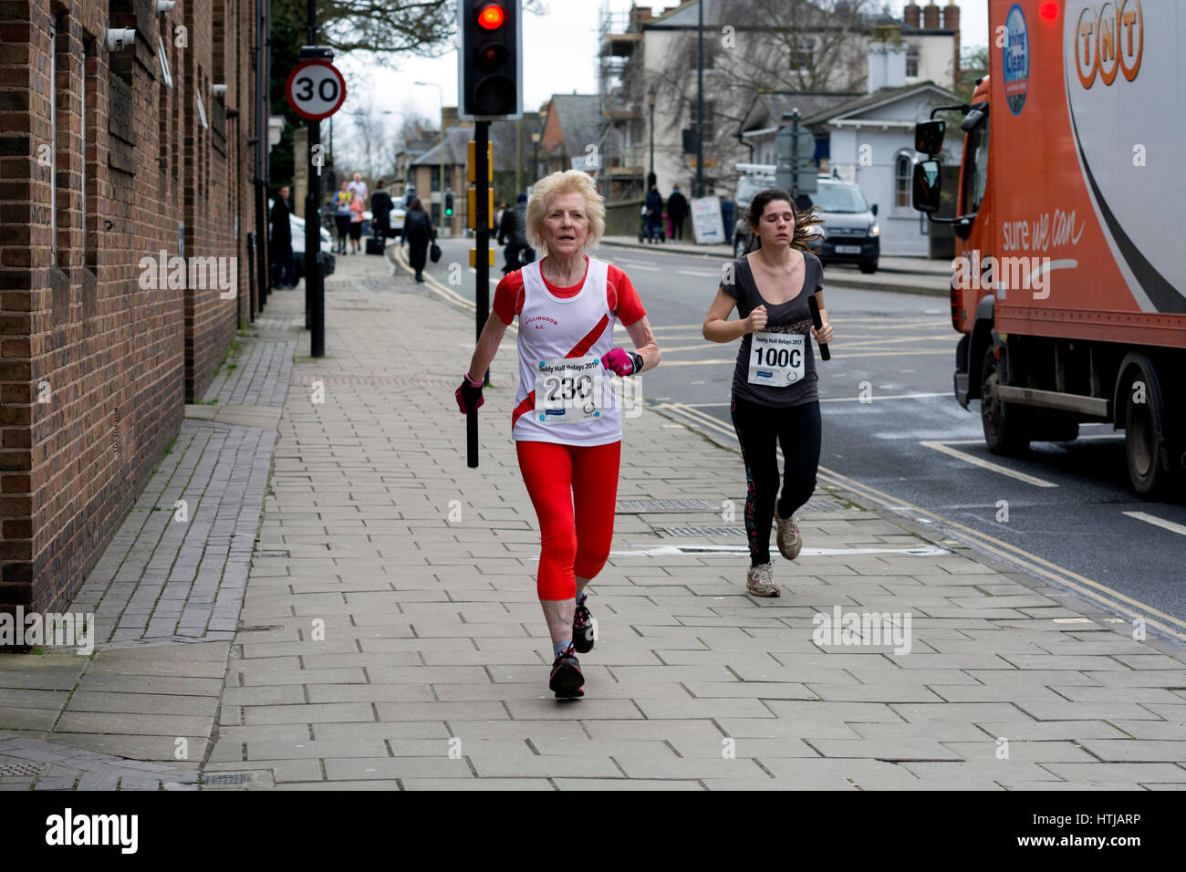 Läufer in St. Aldates in Teddy Hall Relais, Oxford, Großbritannien Stockfoto