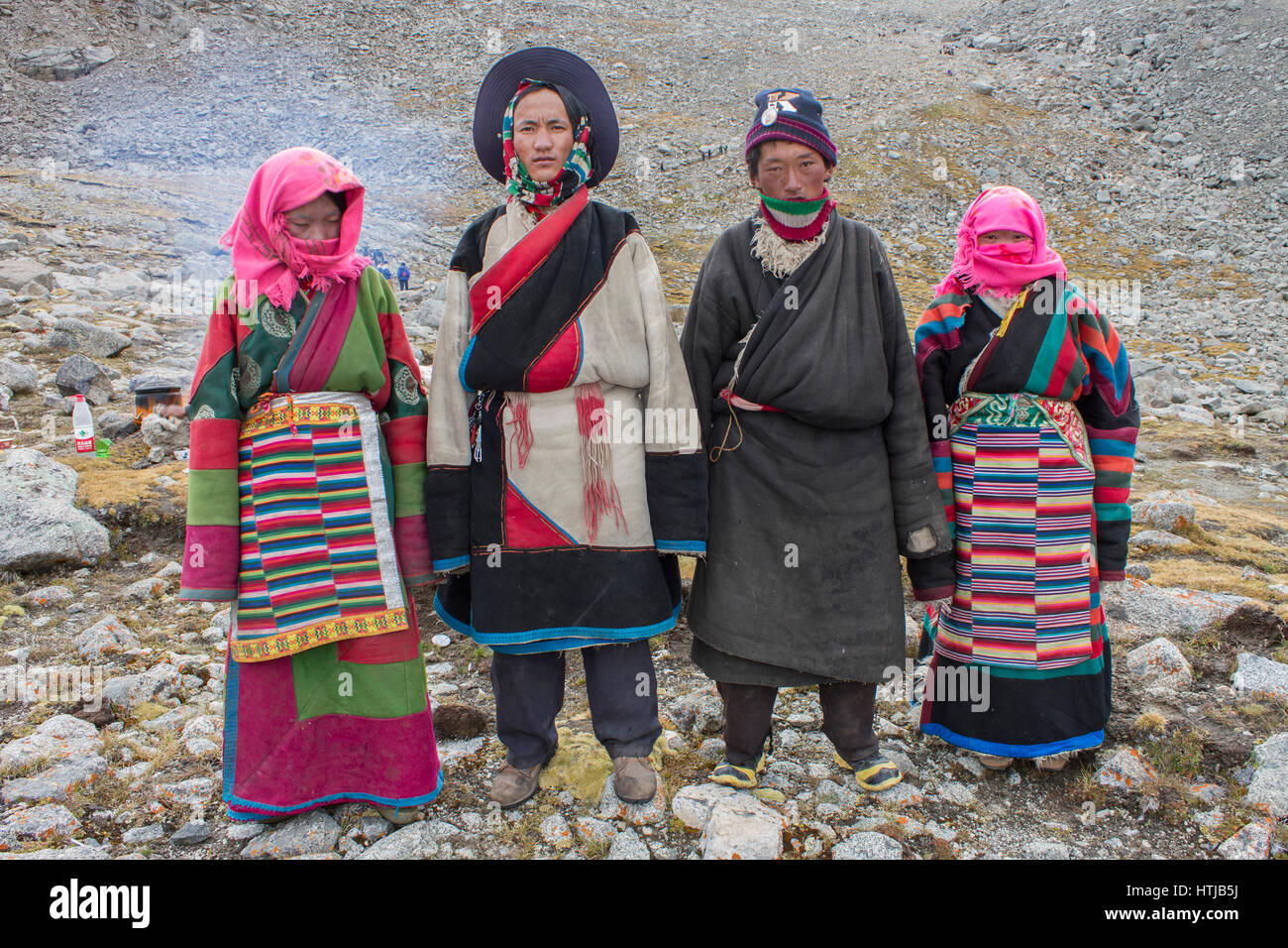 Tibetische Nomaden Familie stehen für Foto unterwegs Mount Kailash Kora Stockfoto