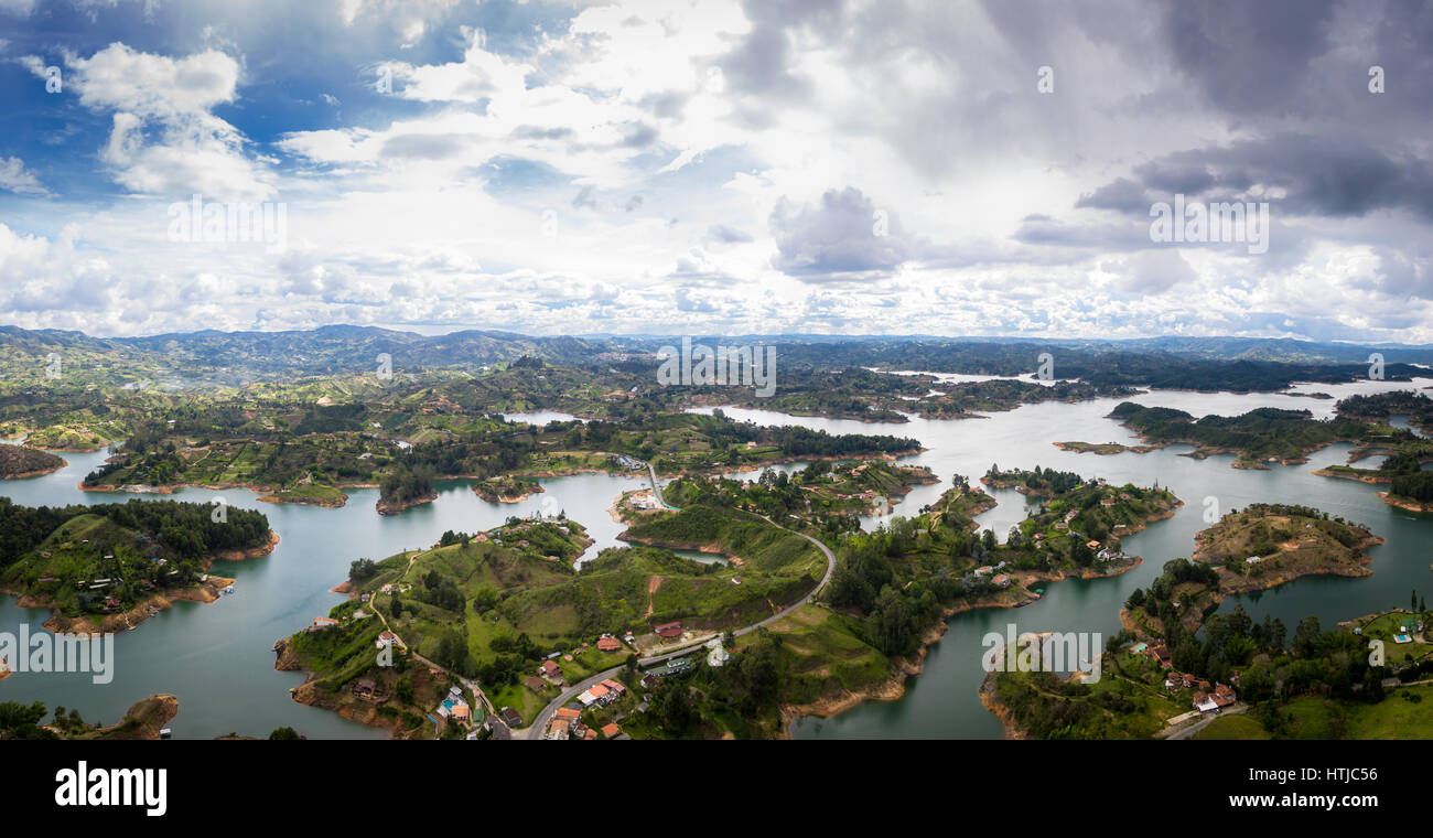 Panoramablick über Guatape Dam (Penon) - Kolumbien Stockfoto