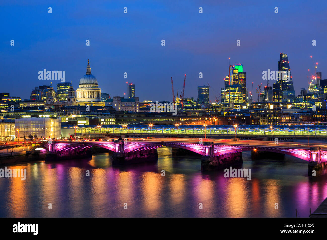 Skyline von London mit St. Paul's Cathedra, Themse Reflexionen und der Londoner City Dämmerung Nacht Panorama, London, England, Großbritannien Stockfoto