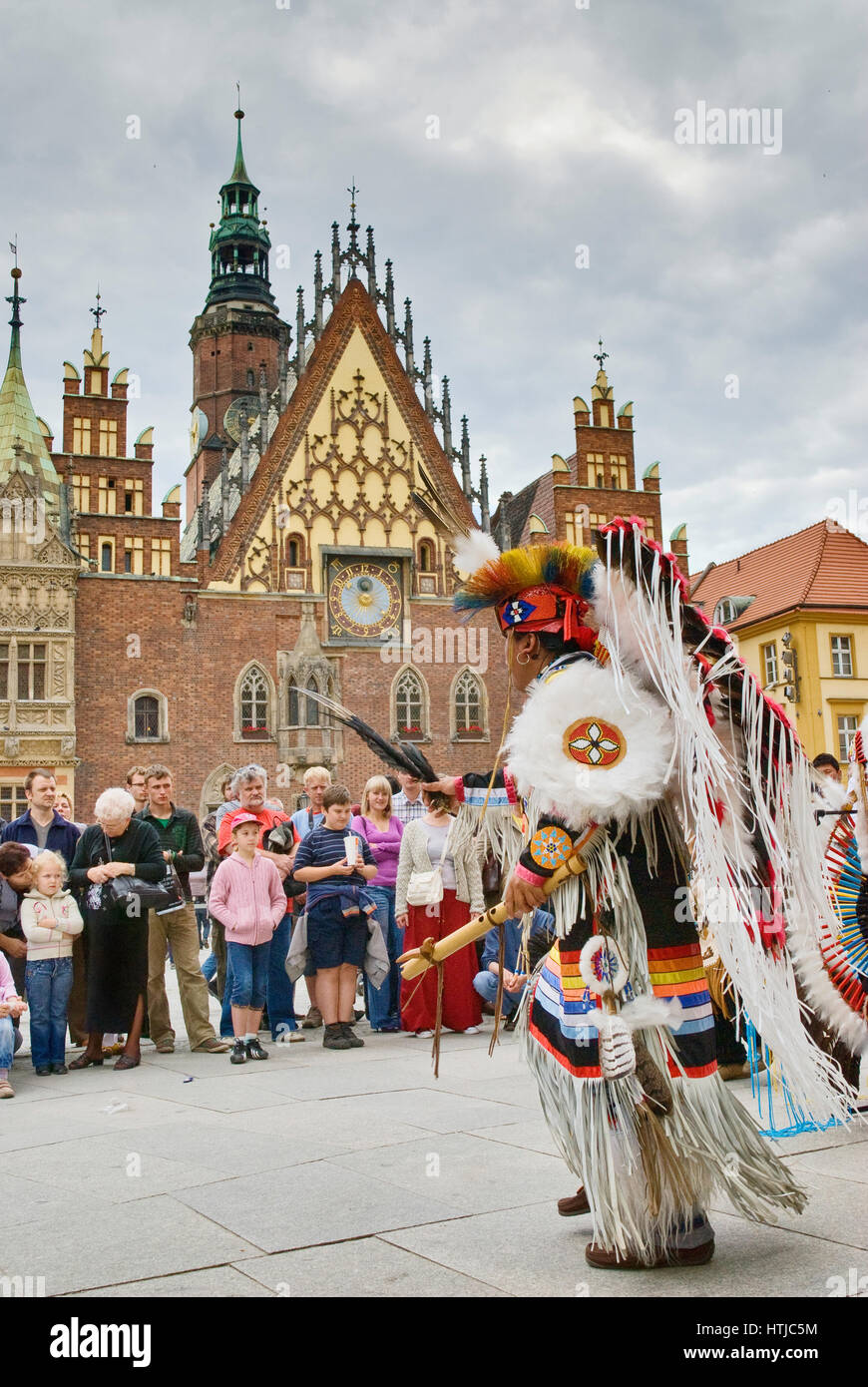 Südamerikanischen Indianer am Rynek vor mittelalterlichen Rathaus in Breslau, Niederschlesien, Polen Stockfoto