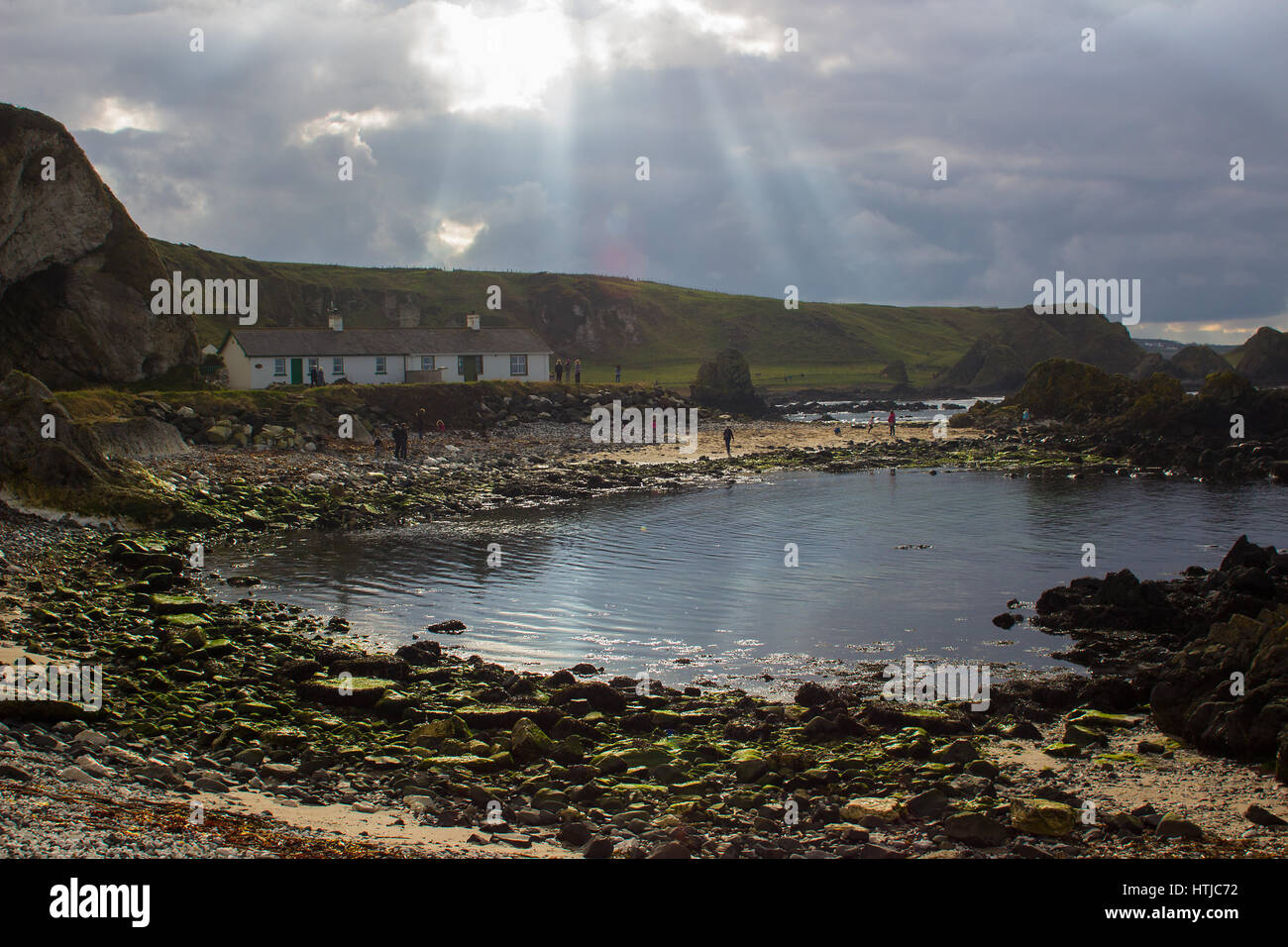 Der kleine Hafen von Ballintoy auf der North Antrim Küste Nordirlands mit seinen Stein gebaut Bootshaus im Meer reflektieren Stockfoto