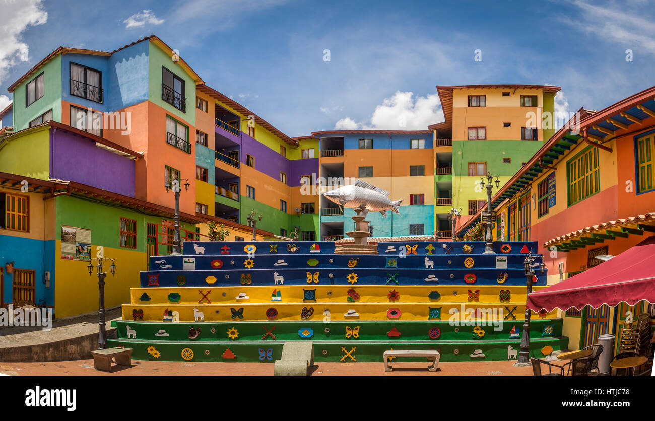 Plaza de Los Zocalos - Guatape, Kolumbien Stockfoto