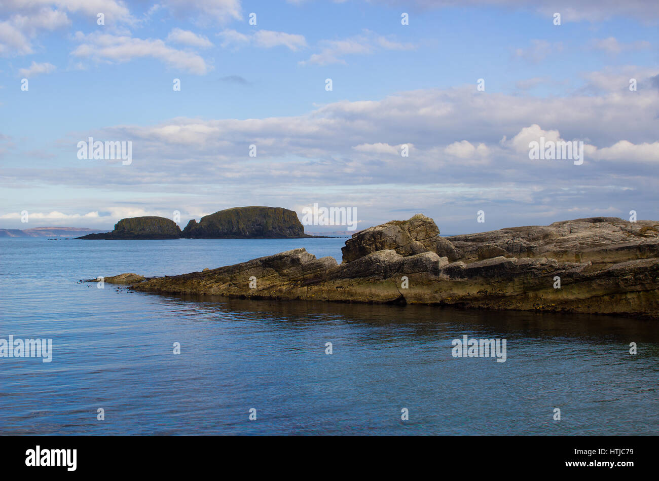 Der kleine Hafen von Ballintoy auf der North Antrim Küste Nordirlands mit seinen Stein gebaut Bootshaus im Meer reflektieren Stockfoto