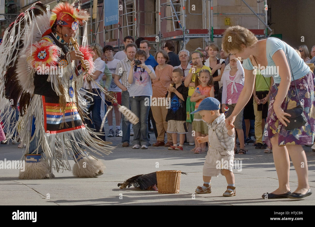 Mutter, Kleinkind, Kipp-südamerikanischen Indianer am Rynek in Breslau, Niederschlesien, Polen Stockfoto