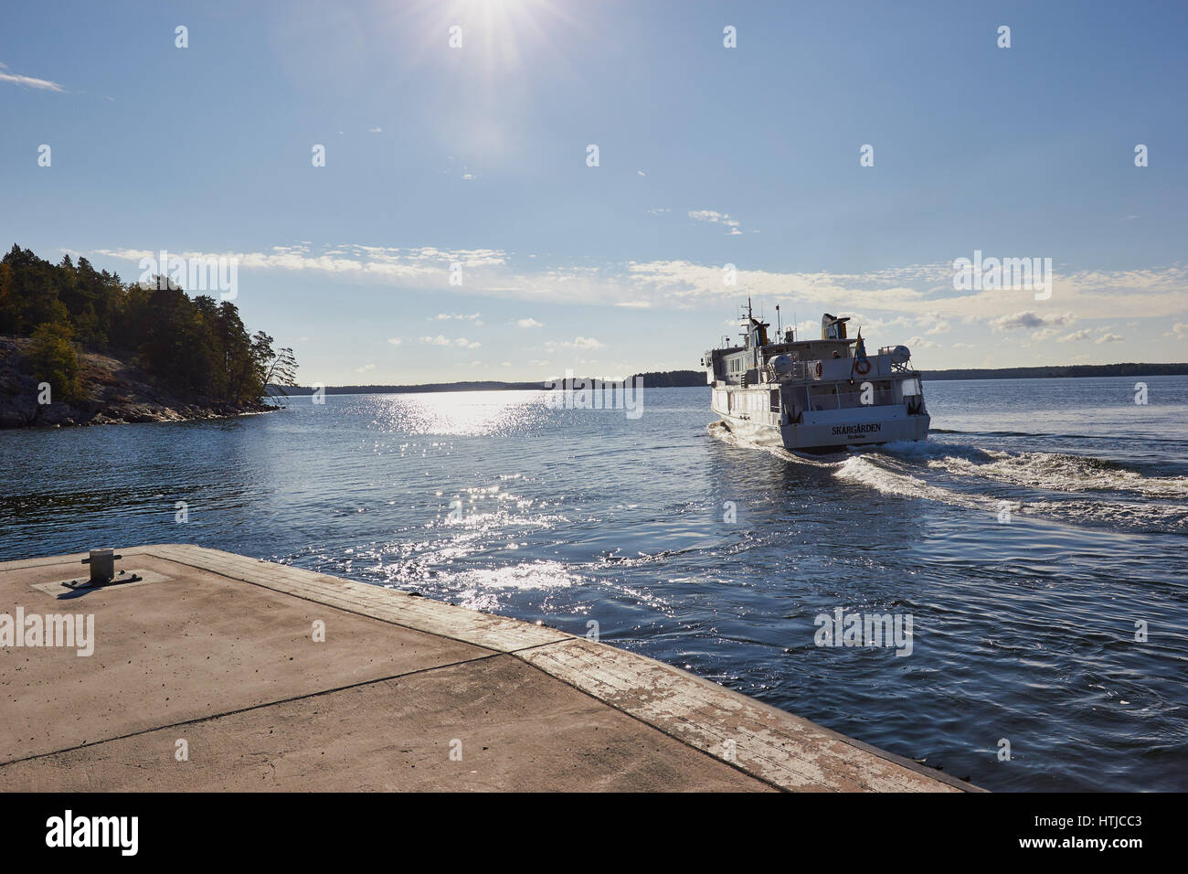 Fähre, die die Insel Grinda, Stockholmer Schären, Schweden, Skandinavien Stockfoto