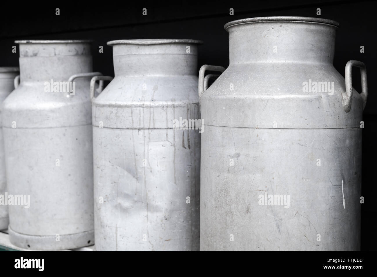 Metall Milchkannen stehen hintereinander, Nahaufnahme Foto Stockfoto